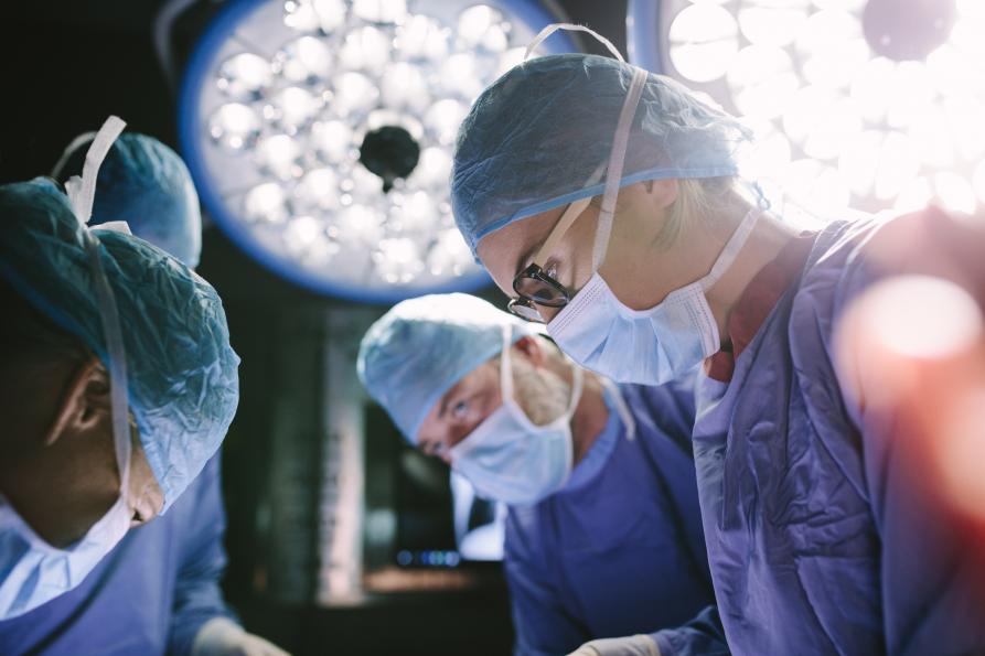 Surgeons work under bright lights